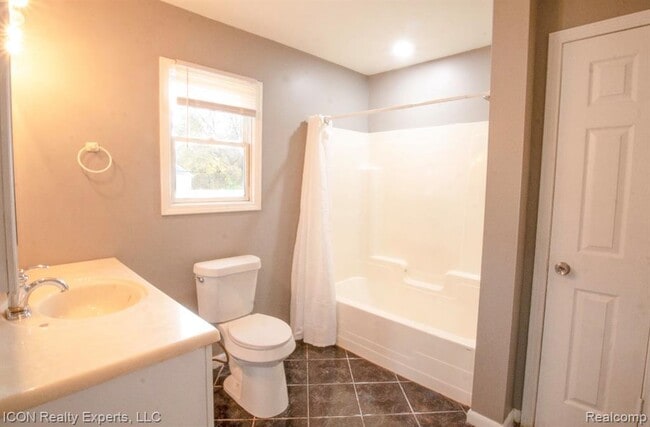 Photo - 743 Hollister St