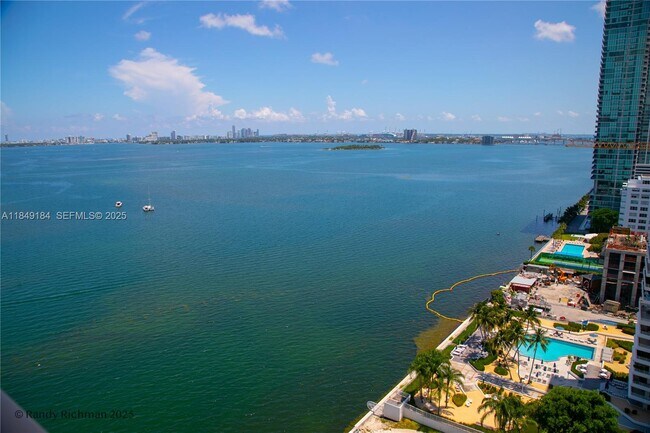 Building Photo - 600 NE 36th St Unit PH20