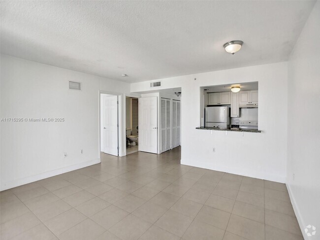 Building Photo - 900 SW 8th St Unit 1407 Rental