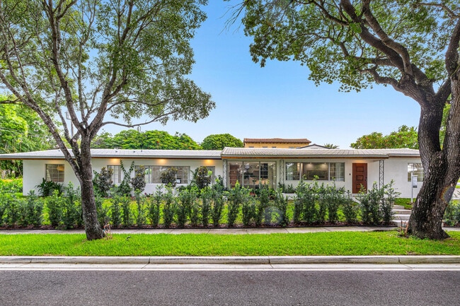 Photo - 2330 Lake Ave