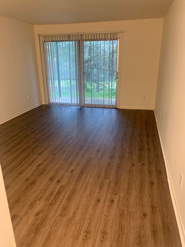 Building Photo - 1 Bedroom 1Bath Condo Available with Water Unit #4