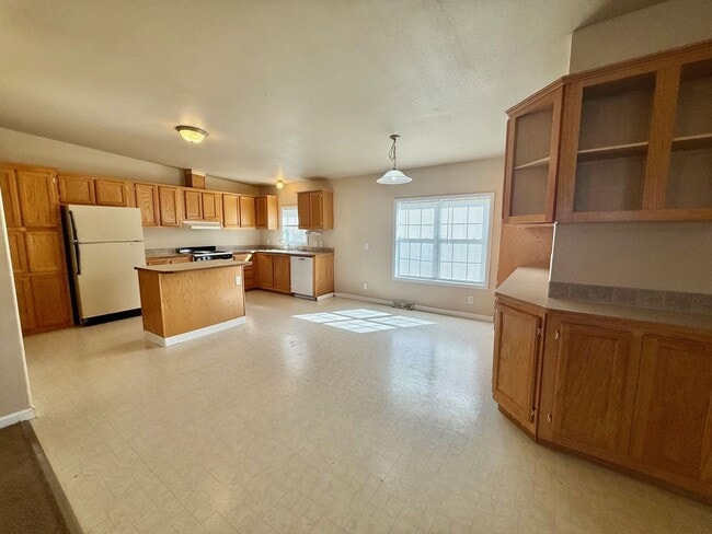 Photo - 3 bedroom 2 bath with Double Garage