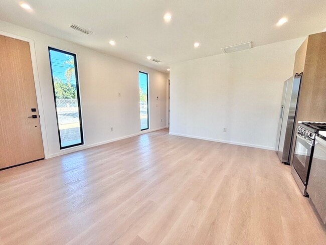 Photo - 17852 Saticoy St Unit 17852 1/2 Saticoy St