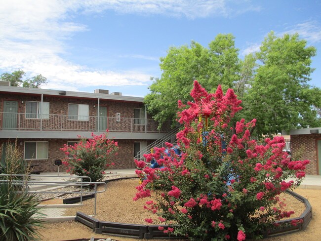 La Hacienda Apartments - La Hacienda Apartments