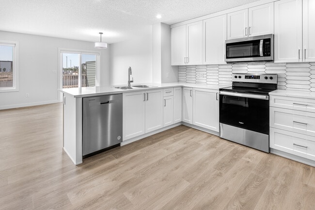 Photo - 1449 Cherniak Way SW