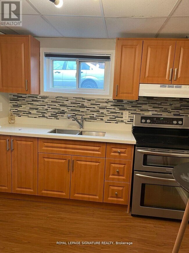 Photo - 1566 Northmount Ave