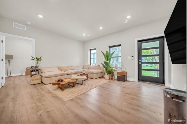 Photo - 2221 Wabash St