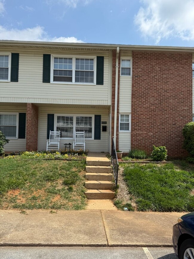 Adorable 2 Bedroom Townhome with Pool Access! - Adorable 2 Bedroom Townhome with Pool Access!