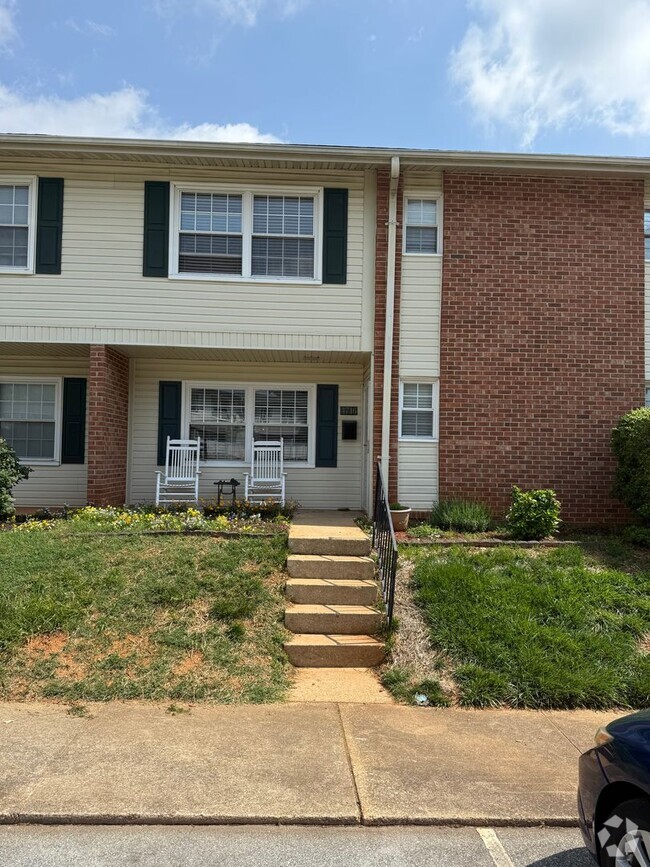 Building Photo - Adorable 2 Bedroom Townhome with Pool Access!