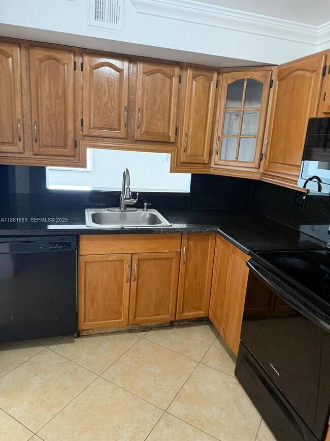 Building Photo - 3399 Foxcroft Rd Unit 202