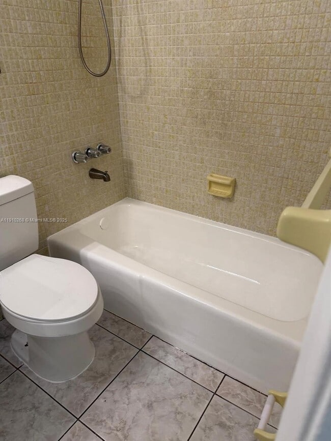 Photo - 231 NE 40th Ct Unit 3