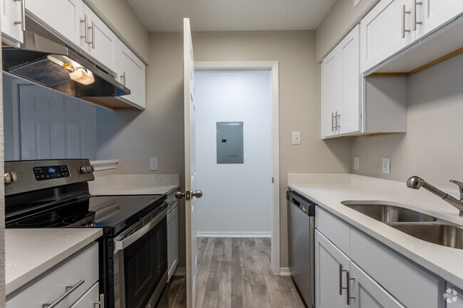 2BR, 2BA - 932 SF B1 Renovated - Kitchen