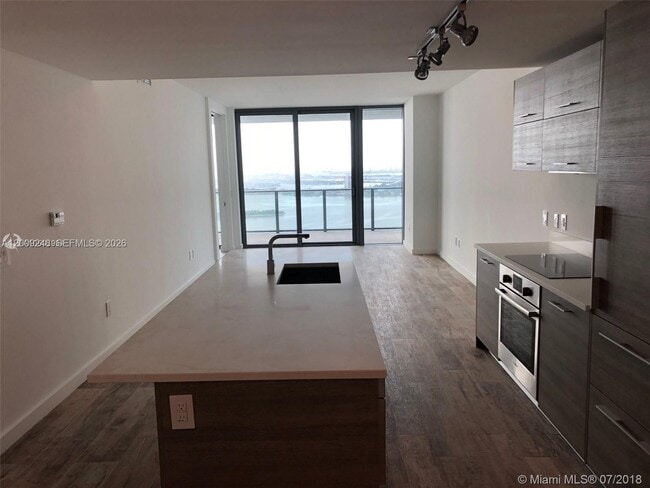 Building Photo - 650 NE 32nd St Unit 4005
