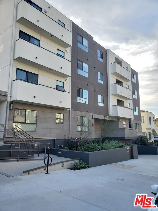 Photo - 5030 Rosewood Ave Unidad 402 Rental