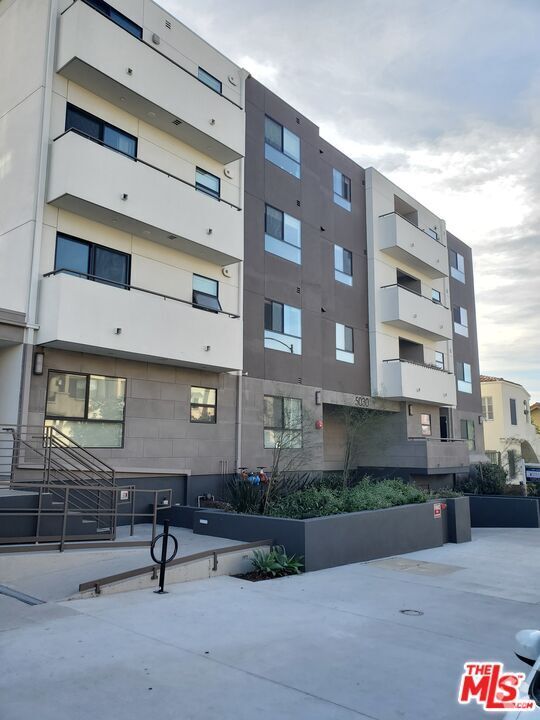 Building Photo - 5030 Rosewood Ave Unit 402 Rental