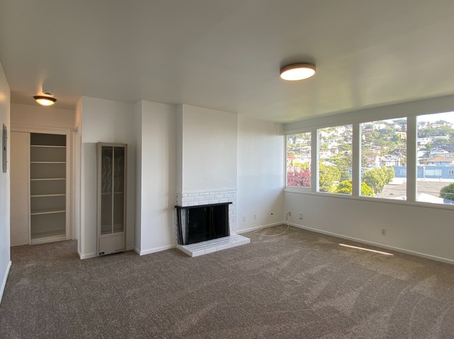 Building Photo - 1BR/1BA Charmer! BAY VIEWS and Parking! Laundry On-Site! Balcony! PROGRESSIVE Unit 321 Valley Street