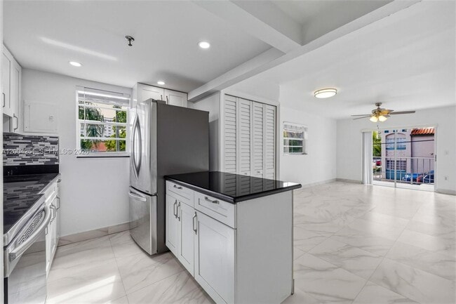 Building Photo - 140 NW 14th Ave Unit 9