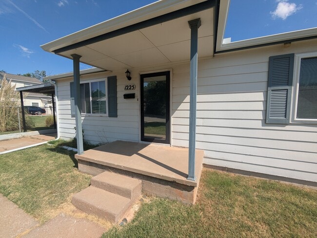 Building Photo - 1225 NW 98th St Rental