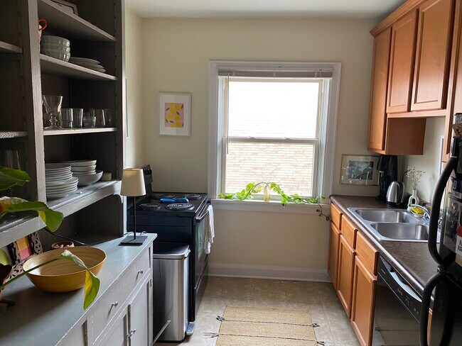 Full kitchen w built-in cabinets - 925 Nassau St