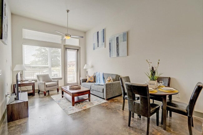 Building Photo - 120 W CityLine Dr Rental