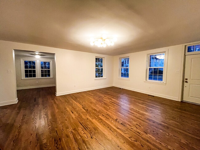 Viviendo - 122 S Main St