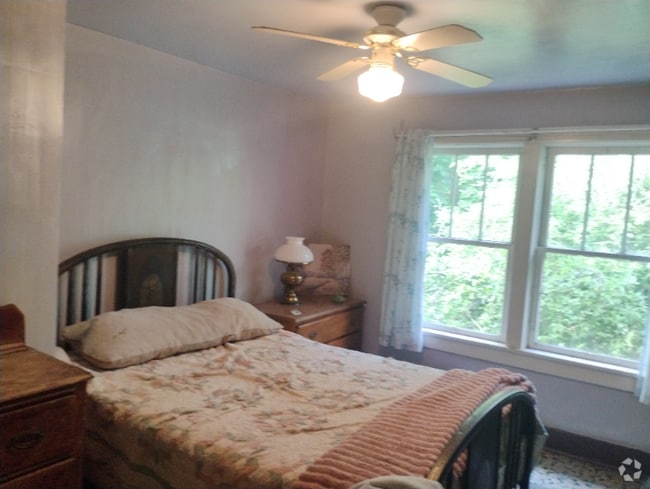 Building Photo - 121 Elm St Rental