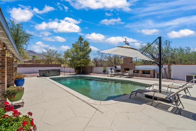 Photo - 140 E Magee Rd Casa