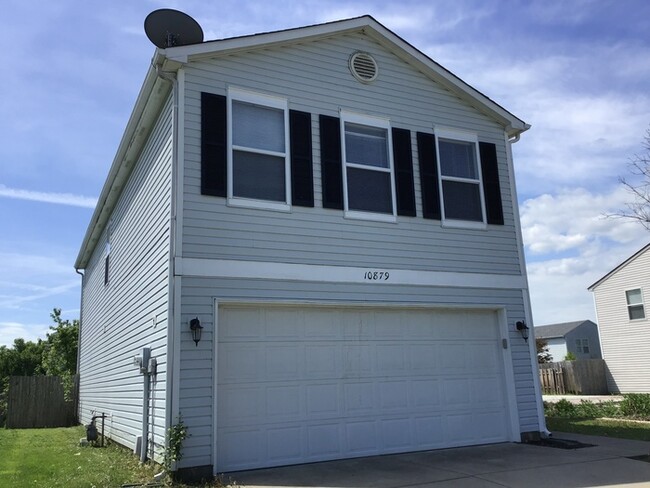 Photo - 4 bed 2.5 bath with a privacy fenced in yard!