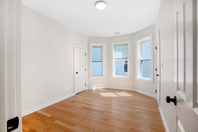 Building Photo - 27 Linden St Unit 3 Rental