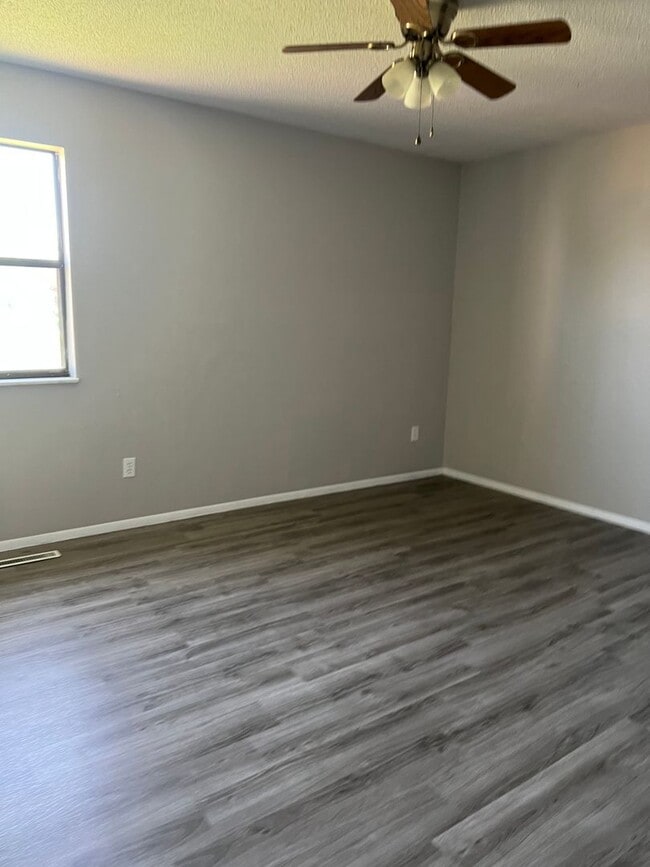 Photo - Spacious 2 bedroom 1 bathroom duplex in a ...