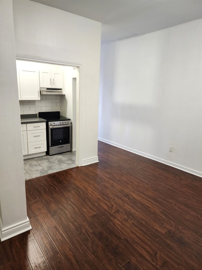 2881-2885 Dundas St W