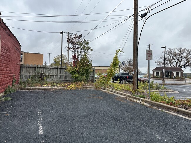 Photo - 516 Broadway St S