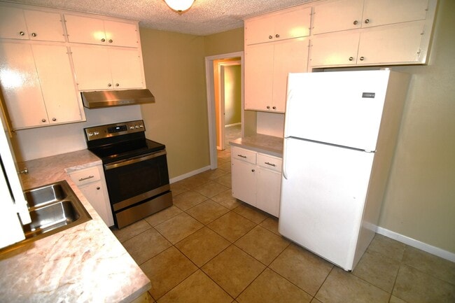 Building Photo - 3 bedroom, 1.5 bath home in quaint, well m...
