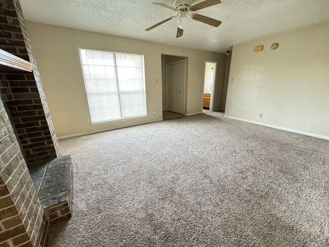 Photo - 1701 Cedarview Cir Unidad # C