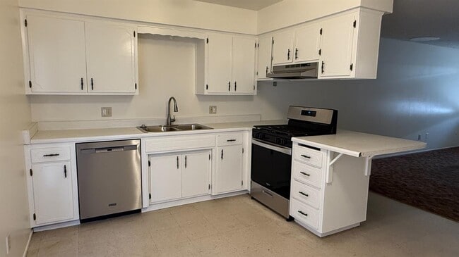 Photo - 1444 N Lemoore Ave
