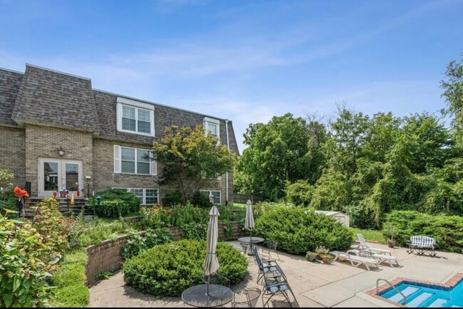 Photo - 1100 E 6th St Unit 05