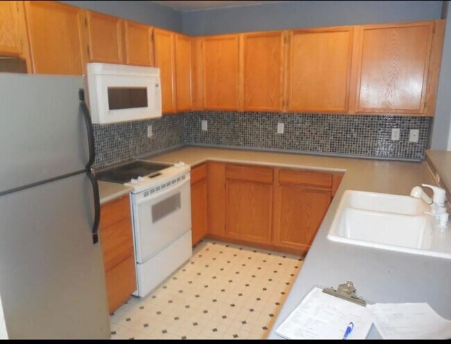 Photo - Preleasing, 4 Bedroom Townhouse just minut...