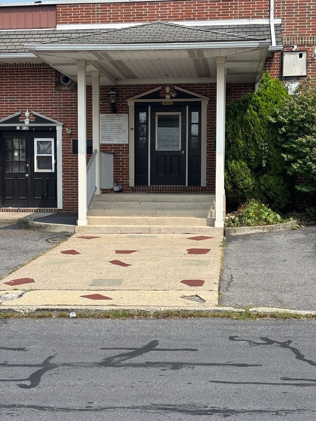 Building Photo - Willow Park Apartments Unit 12