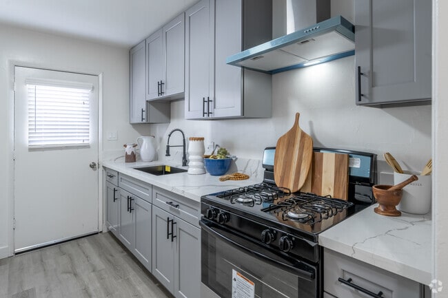 2BR, 1BA - 669SF - Kitchen