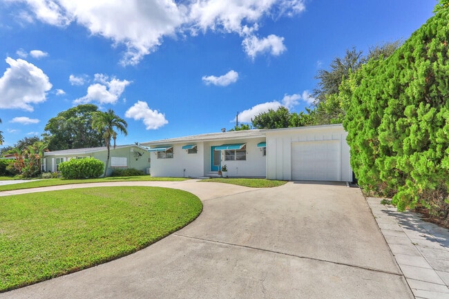 Photo - 1952 Circle Dr