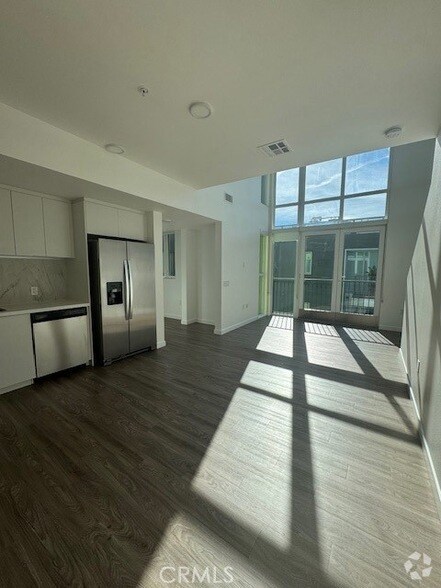 Building Photo - 5750 Hollywood Blvd Unit 737 Rental