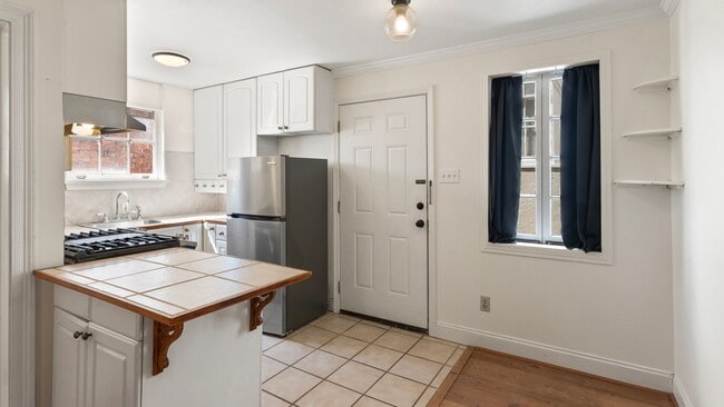 Building Photo - Garden District  Garage Apartment available NOW!