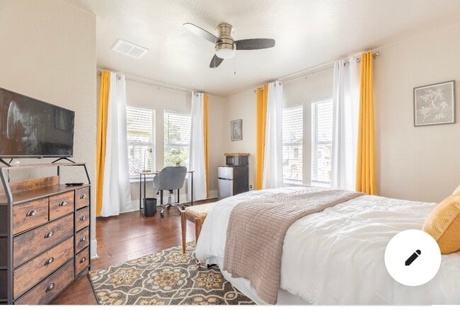 Unidad A con baño compartido - 2108 Berry St