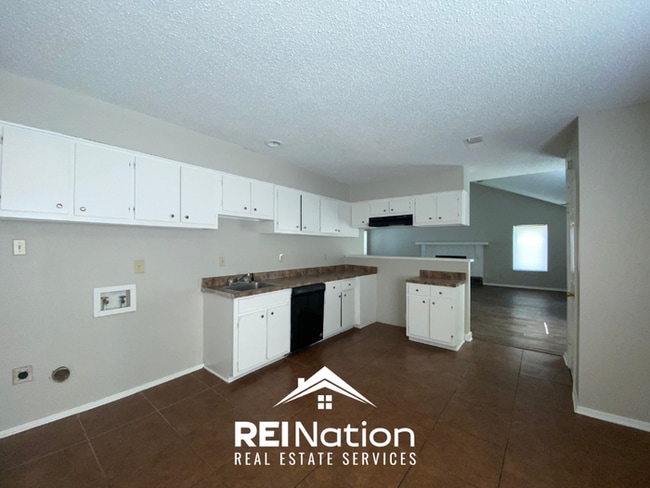 MEMPHIS GEM! 3BR/2BA w/ High Vaulted Ceilings & Fireplace | Fenced Yard!