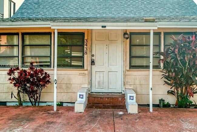 Building Photo - 3438 SW 2nd St Unit 3438