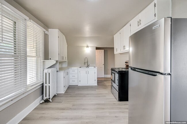 Building Photo - 1111 Oviatt St Unit 1111 1/2 Oviatt St.