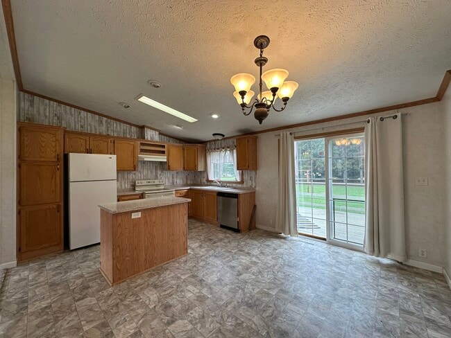 Photo - 1725 Burnside Rd