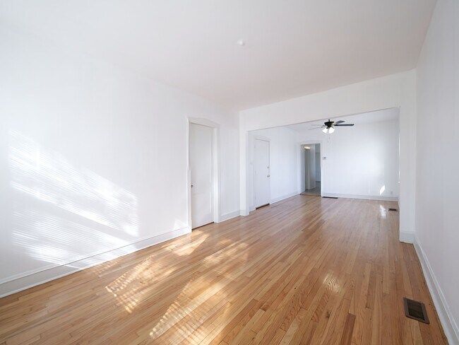 Building Photo - 5004 W Armitage Ave Unit 2F