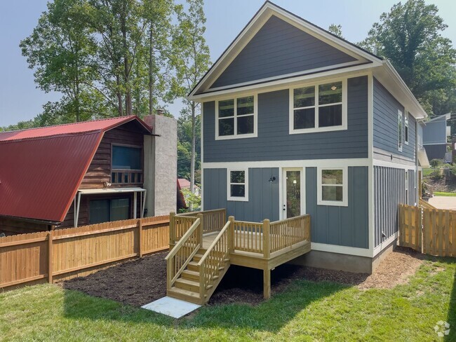 Building Photo - Stunning Three-Bedroom Home near Biltmore ...