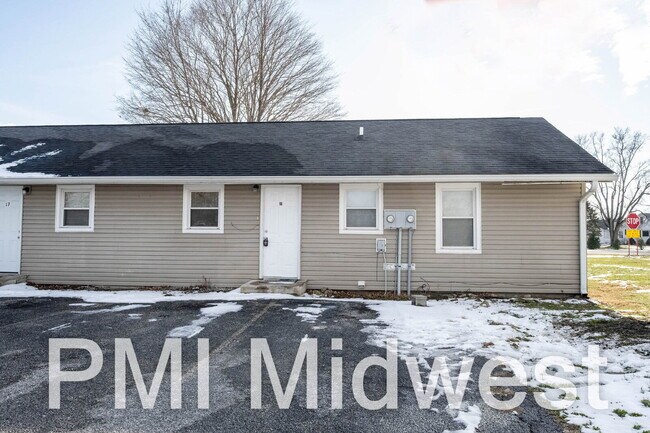 Building Photo - "Cozy 2-Bed Oasis in New Palestine with 800 Sq Ft of Comfort!" Unit 18